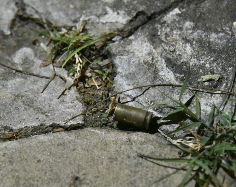 El casquillo de una pistola 9 mm. fue rescatado por los investigadores.