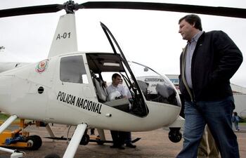 rafael-filizzola-entonces-ministro-del-interior-observa-uno-de-los-helicopteros-cuya-compra-es-cuestionada--203403000000-560354.jpg