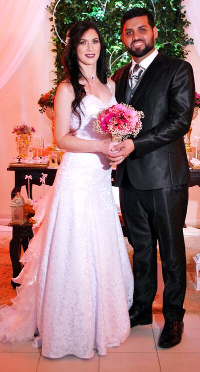 La novia lució una creación de la diseñadora Rita González, trabajado con delicados apliques. El ramo fue armado con gerberas fucsias y gipsófilas.