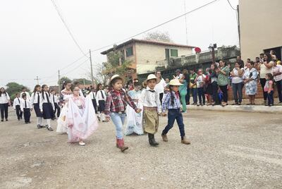 Escolares desfilan con uniformes tradicionales; algunos con trajes típicos paraguayos y  otros con  atuendos  que caracterizan a los trabajadores de   estancias.