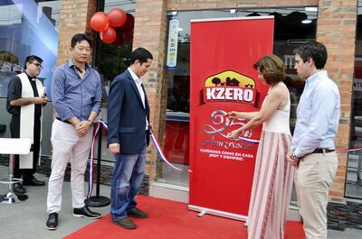 Directivos de la firma Pollpar S.A. cortan la cinta para dejar inaugurado el local de la empresa, para sus pollos Kzero, que de esta manera llega a la ciudad de Paraguarí.