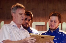 momento-de-la-entrega-de-la-plaqueta-de-reconocimiento-a-nelson-sanabria-por-parte-de-los-directivos-de-chacomer--232003000000-1290349.jpg