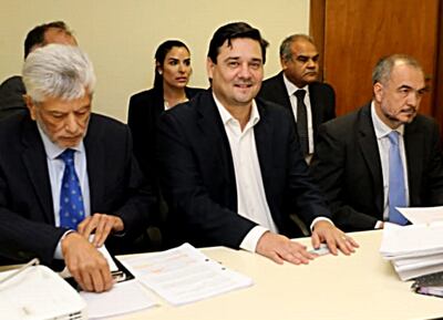 El acusado senador liberal  Enrique Buzarquis (centro) dice que el Estado paraguayo no pagó un solo dólar a la empresa extranjera.