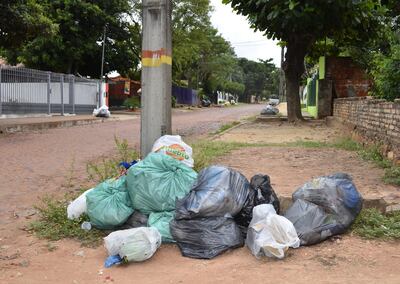 Bolsas con residuos amontonadas en el barrio La Merced.