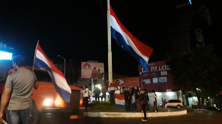 Manifestación pidiendo juicio político de representantes del Ejecutivo en Ciudad del Este.