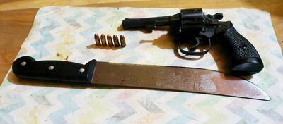 Elementos que fueron incautados del poder de Fabián Núñez, tras ser detenido, por intento de feminicidio en la ciudad de Capiatá.