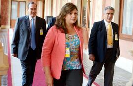 la-ministra-de-turismo-marcela-bacigalupo-se-retira-del-despacho-del-presidente-cartes-acompanado-por-milciades-fretes-i-corredor-y-dgar-molas-223347000000-633176.jpg
