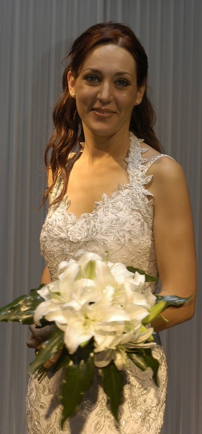 La novia vistió un traje de gasa de seda natural bordado con hilos de plata. Su ramo fue de flores naturales.