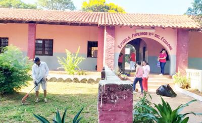 Miembros del Sindicato Nacional de Directores están organizando mingas en las instituciones educativas a las que están vinculados, bajo el lema “Dengue nunca más”.