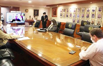 Desde el salón de reuniones de la Corte Suprema participaron los ministros Carolina Llanes y Alberto Martínez de la video conferencia.