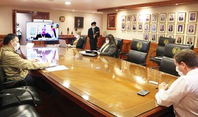 Desde el salón de reuniones de la Corte Suprema participaron los ministros Carolina Llanes y Alberto Martínez de la video conferencia.