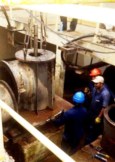 Técnicos realizando trabajos en una de las bombas de la Essap.