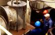Técnicos realizando trabajos en una de las bombas de la Essap.