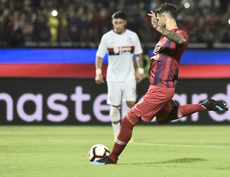 Joaquín Larrivey marcó de penal el 1-1 parcial para Cerro Porteño.