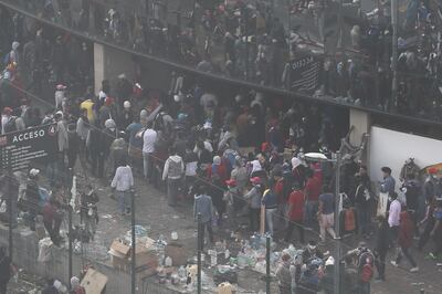 Cientos de indígenas regresan al Ágora de la Casa de la Cultura de Quito durante el décimo día de protestas contra el Gobierno este sábado.