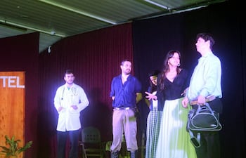 el-doctor-isaac-espinola-cabrera-fernando-borja-isabel-karina-colman-carmen-lucia-segovia-y-alberto-jose-villalba-en-escena--224505000000-1378111.jpg