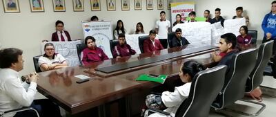 Alumnos del Colegio Carmen Soler junto al intendente de la ciudad de Capiatá, Luis Fernando González, exponiendo sus reclamos.