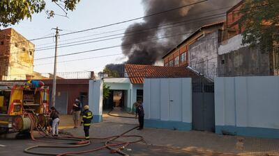Un incendio de gran magnitud se registra en un depósito en zona del Mercado 4, en los alrededores de la Avenida Fernando de la Mora y la calle Ana Díaz. En el lugar se prendieron fuego telas y plásticos cuya quema genera una gran expansión de humo.