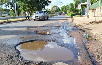 enormes-baches-cubren-la-calle-pratt-gill-del-barrio-pai-u-cuyo-recapado-se-hizo-el-ano-pasado-y-aun-no-fue-entregado-a-la-comuna-local--212244000000-1562173.jpg