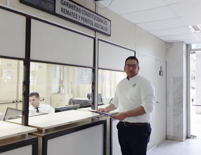 El defensor del Pueblo, Miguel Godoy, en el momento de presentar el amparo a favor de los Uber y MUV, ayer.