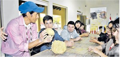 Uno de los representantes de la comunidad indígena Mbya Guaraní mostrando una de las artesanías que realizan dentro de la misma.