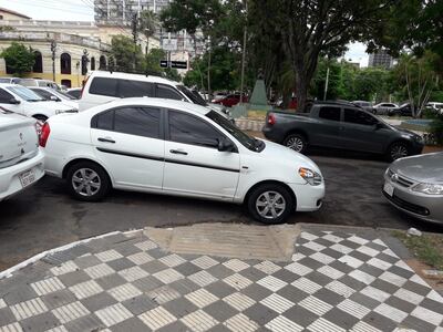 Los cuidacoches siguen dominando los espacios públicos de estacionamiento ubicados frente a la Comandancia de la Policía. En la foto se ve cómo obstruyen el paso e incluso tapan el acceso a las rampas.