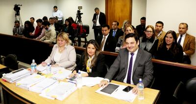 Sonriente, el senador liberal Enrique Salyn Buzarquis y sus abogadas Sandra Rodríguez (izq.) y Cecilia Pérez, en un receso de su juicio oral.