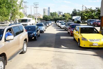 Largas filas de vehículos se forman a última hora en los talleres habilitados para la inspección técnica, que es requisito previo para renovar la patente vehicular.