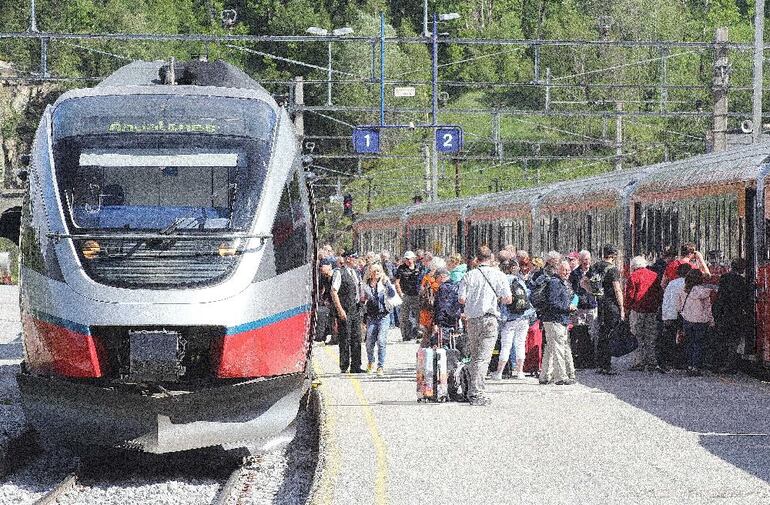 Pasajeros esperan para subir al tren en Dombas, Noruega, el 22/06/2017.