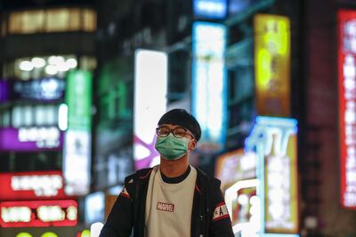 Una persona con tapabocas en Taipei, Taiwán.