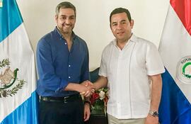 mario-abdo-saluda-a-su-futuro-colega-guatemalteco-jimmy-morales-der-ayer-en-la-ciudad-de-guatemala--223802000000-1737980.jpg