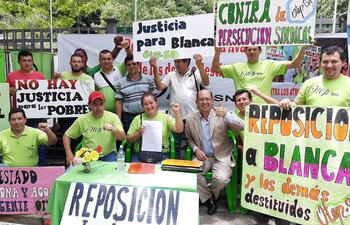 Docentes de OTEP-SN festejan la resolución que dispone la reposición de la educadora.