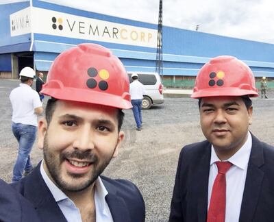 El funcionario consular César Escobar Gubo (i) posa con su amigo Carlos Enrique Cabrera. Ambos están imputados por presunta apropiación.