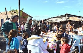 mas-de-100-ninos-compartieron-el-almuerzo-de-confraternidad-en-el-asentamiento-nueva-esperanza--215046000000-1094325.jpg