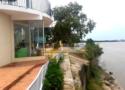 El mirador ubicado a orillas del río Paraguay está clausurado por temor a que se desplome por daños sufridos en su base.