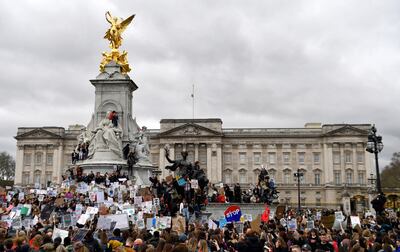 Los jóvenes han sido la voz de la conciencia medioambiental en el mundo agrupados en el movimiento activista Fridays for Future, inspirado por las protestas que inició en 2018 la adolescente sueca Greta Thunberg y que se han extendido a todo el planeta como en esta manifestación en la Plaza del Parlamento, en Londres, Reino Unido.