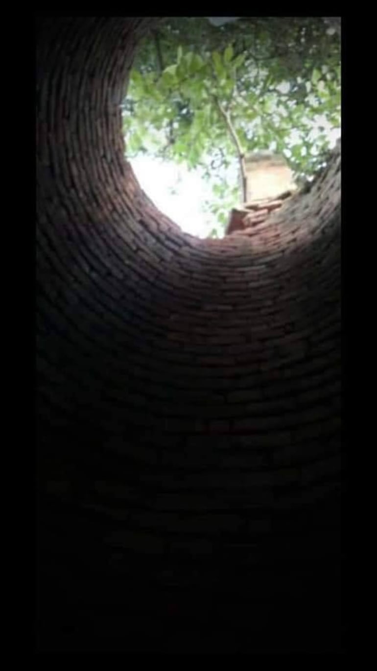 Fotografía que envió el joven a sus amigos desde el interior del pozo en el que quedó atrapado.