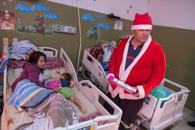 Bomberos de San Lorenzo llevaron juguetes a niños en los hospitales del área Central.