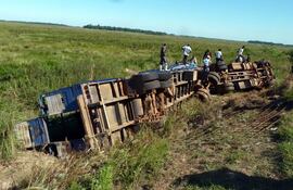 el-camion-de-cargas-que-transportaba-carbon-vegetal-volco-a-un-costado-de-la-ruta-iii-tras-ser-chocado--203117000000-541344.jpg