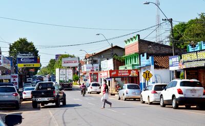 La calle Mariscal Estigarribia es el  punto neurálgico de la actividad comercial de San Ignacio.