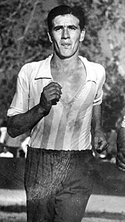 Constantino Urbieta, el primer paraguayo que jugó por Argentina.