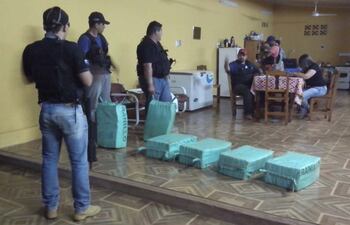 policias-de-antinarcoticos-junto-a-las-seis-bolsas-de-cocaina-confiscadas-y-despues-devueltas-al-propio-gringo-gonzalez--200852000000-1391877.jpg