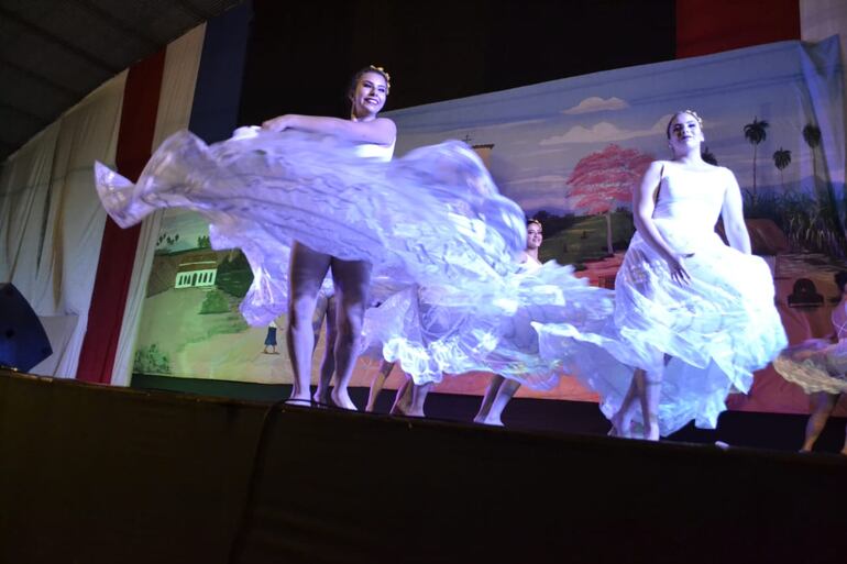 La danza es protagonista del  Festival del Takuare'ĕ.