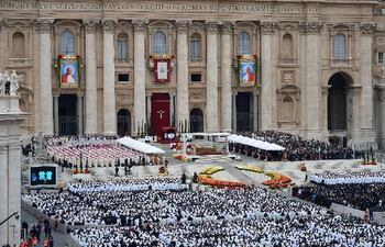 la-canonizacion-se-transmitio-a-millones-de-personas-desde-la-plaza-de-san-pedro-en-el-vaticano-afp-194236000000-1076002.jpg