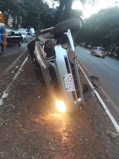 El vehículo terminó en estas condicIones en el paseo central de la ruta PY02.