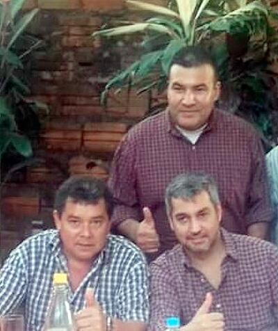 El actual candidato a intendente por Añetete, Cayo Barboza, sentado junto con Mario Abdo Benítez y Fredy Vicézar.