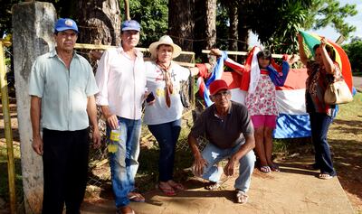 El grupo de pobladores que exige destitución en el Hospital Distrital de Coronel Bogado está instalado en la entrada al nosocomio. Denuncian supuesto maltrato y desprecio por ser pobres.