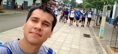 El futbolista Luis Enrique González Delvalle capta la selfie durante la visita de los integrantes del plantel del Sportivo Ameliano a la Virgen de Caacupé.
