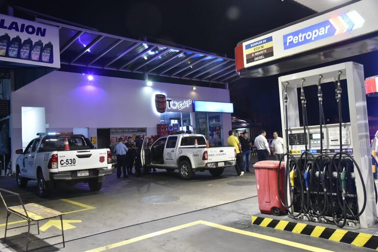 Fachada de la estación de servicios de Petropar asaltada en la madrugada de este lunes.