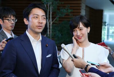 Shinjiro Koizumi y su esposa, Christel Takigawa.